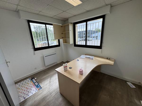 A LOUER : Local d'activité 480 m2 , avec surface extérieure de stockage - SAUTRON
