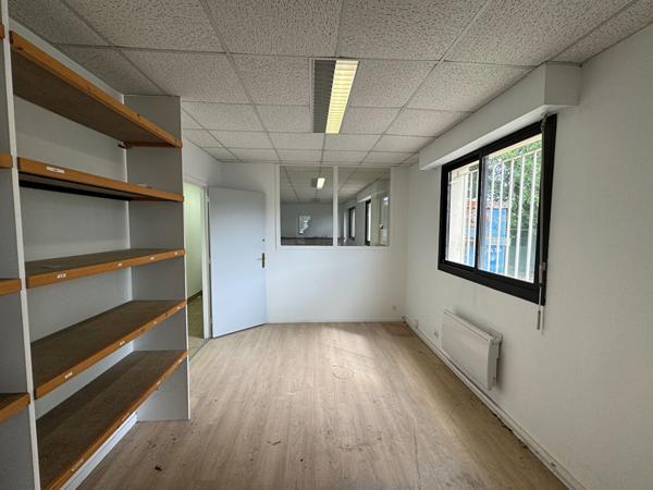 A LOUER : Local d'activité 480 m2 , avec surface extérieure de stockage - SAUTRON