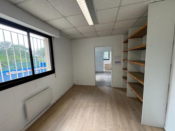 A LOUER : Local d'activité 480 m2 , avec surface extérieure de stockage - SAUTRON