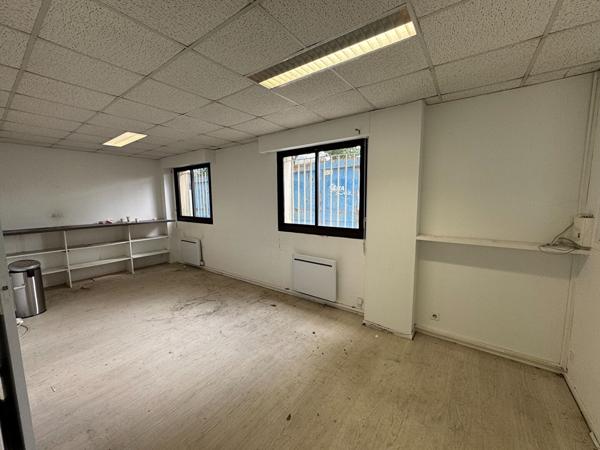A LOUER : Local d'activité 480 m2 , avec surface extérieure de stockage - SAUTRON