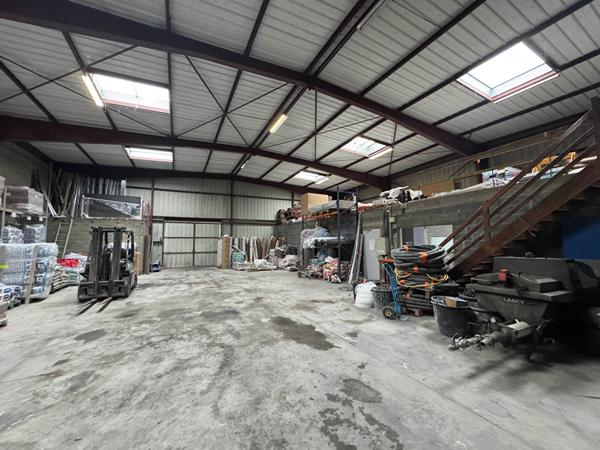 A LOUER : Local d'activité 480 m2 , avec surface extérieure de stockage - SAUTRON