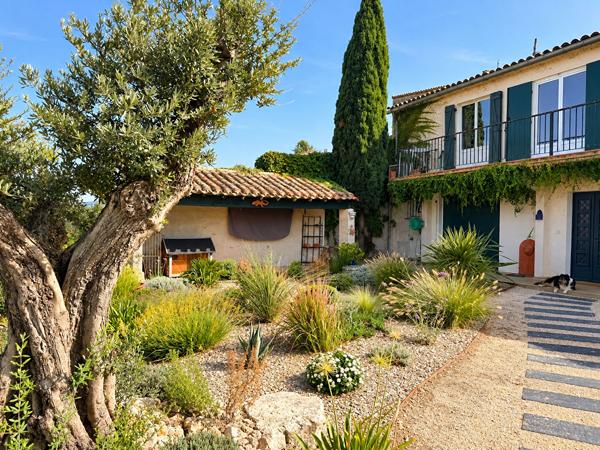 PREIXAN - 10 Mns Carcassonne - Maison 185 m² habitables avec piscine, garage et terrain clos de 2 900 m²