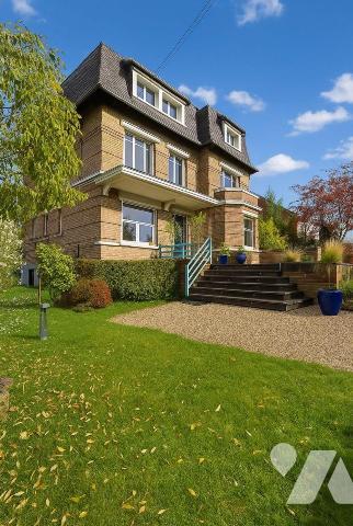 MAISON - VENTE - 
Maison individuelle en briques, présentant une architecture de caractère ave...