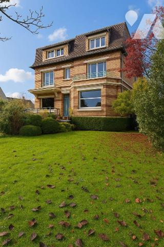 MAISON - VENTE - 
Maison individuelle en briques, présentant une architecture de caractère ave...