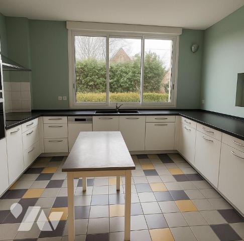 MAISON - VENTE - 
Maison individuelle en briques, présentant une architecture de caractère ave...