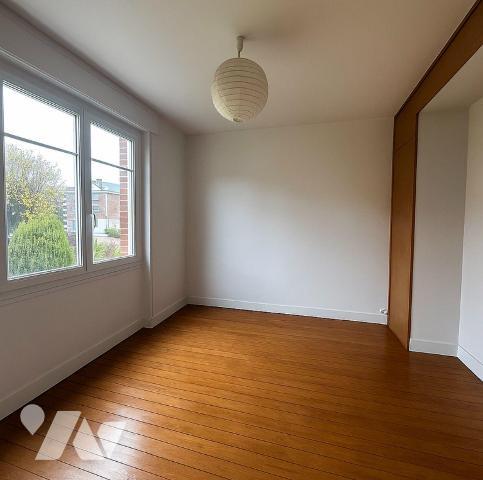 MAISON - VENTE - 
Maison individuelle en briques, présentant une architecture de caractère ave...