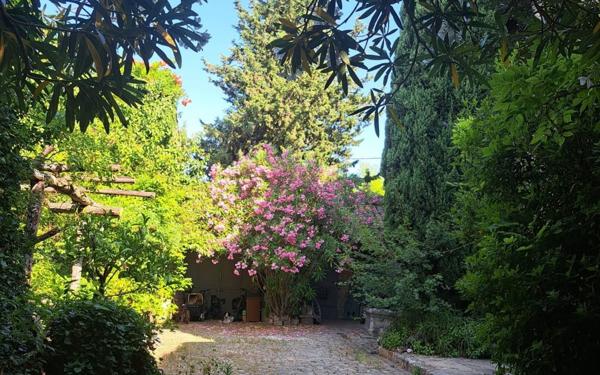 Maison à vendre    7 pièces •  Uzès