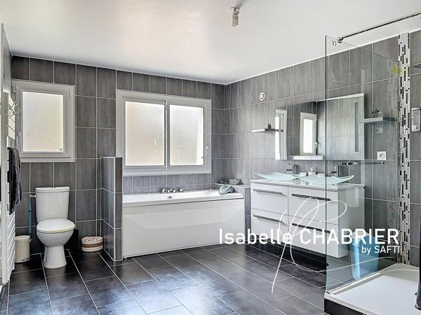 LEZIGNE CENTRE, MAISON AVEC 4 CHAMBRES