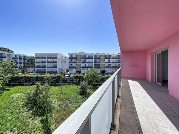 Appartement T3 avec terrasse et parking.