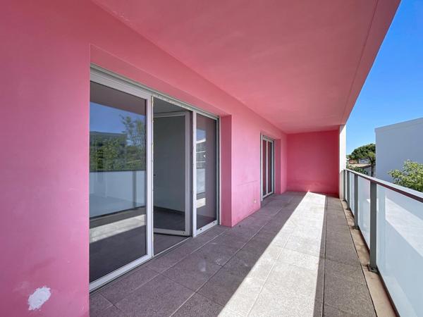 Appartement T3 avec terrasse et parking.