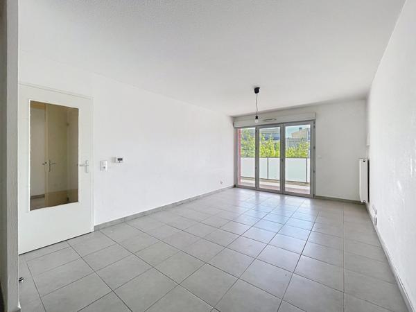 Appartement T3 avec terrasse et parking.