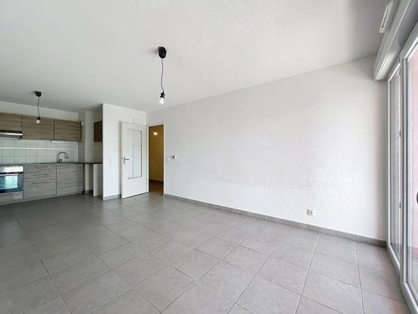Appartement T3 avec terrasse et parking.