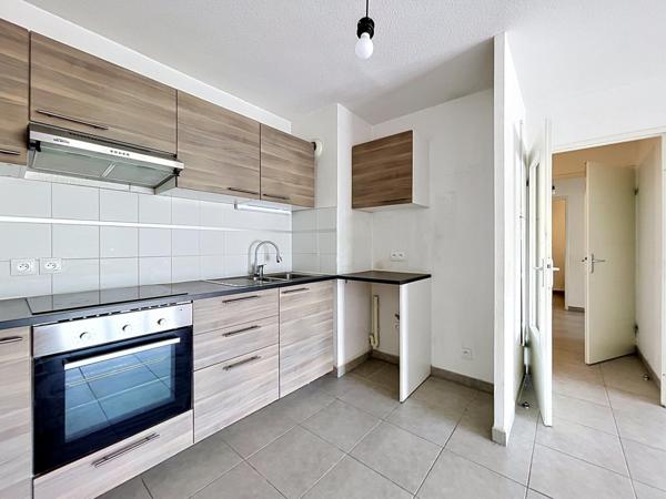 Appartement T3 avec terrasse et parking.