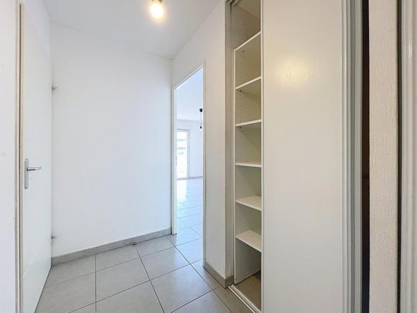 Appartement T3 avec terrasse et parking.
