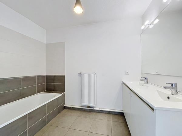 Appartement T3 avec terrasse et parking.