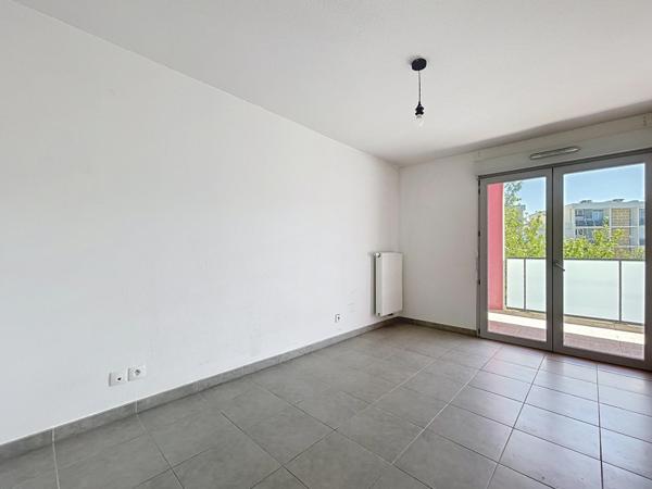 Appartement T3 avec terrasse et parking.
