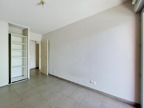 Appartement T3 avec terrasse et parking.