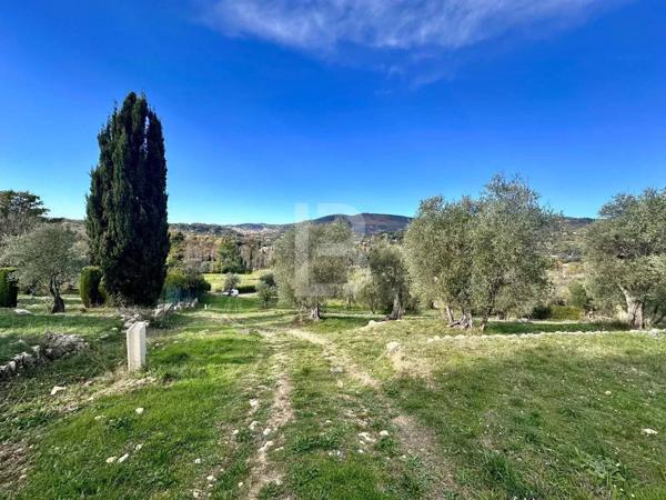 À VENDRE – Terrain constructible avec permis purgé à Opio