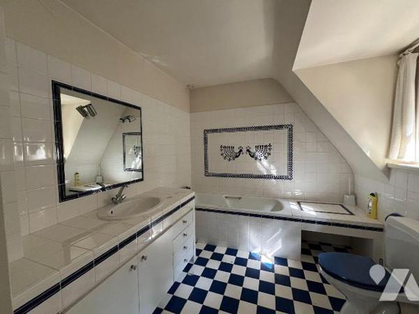 L'étude vous propose une belle propriété située en plein c?ur de Mesnil-En-Ouche à 17 min de BE...