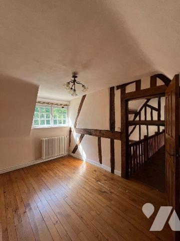 L'étude vous propose une belle propriété située en plein c?ur de Mesnil-En-Ouche à 17 min de BE...