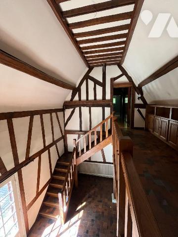 L'étude vous propose une belle propriété située en plein c?ur de Mesnil-En-Ouche à 17 min de BE...