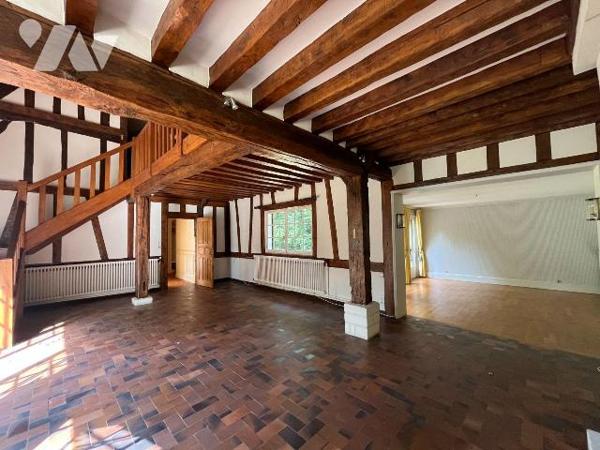 L'étude vous propose une belle propriété située en plein c?ur de Mesnil-En-Ouche à 17 min de BE...