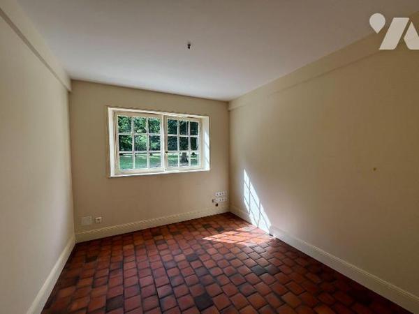 L'étude vous propose une belle propriété située en plein c?ur de Mesnil-En-Ouche à 17 min de BE...