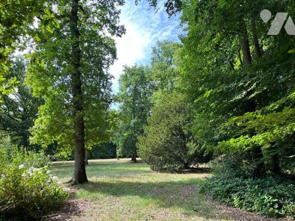 L'étude vous propose une belle propriété située en plein c?ur de Mesnil-En-Ouche à 17 min de BE...