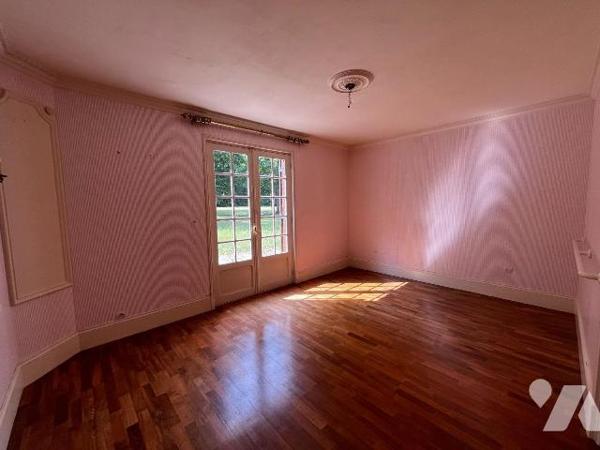 L'étude vous propose une belle propriété située en plein c?ur de Mesnil-En-Ouche à 17 min de BE...