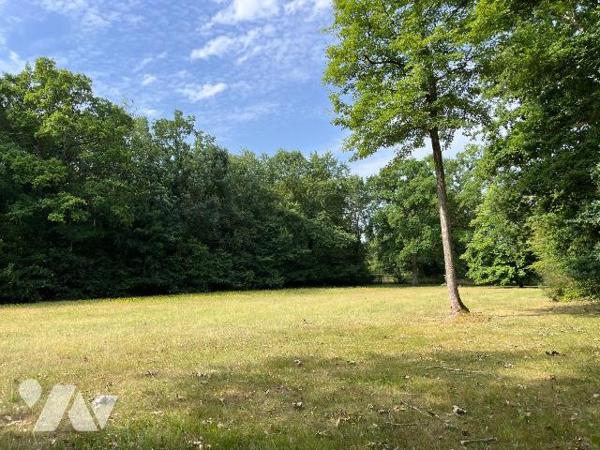 L'étude vous propose une belle propriété située en plein c?ur de Mesnil-En-Ouche à 17 min de BE...