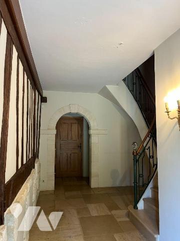 L'étude vous propose une belle propriété située en plein c?ur de Mesnil-En-Ouche à 17 min de BE...