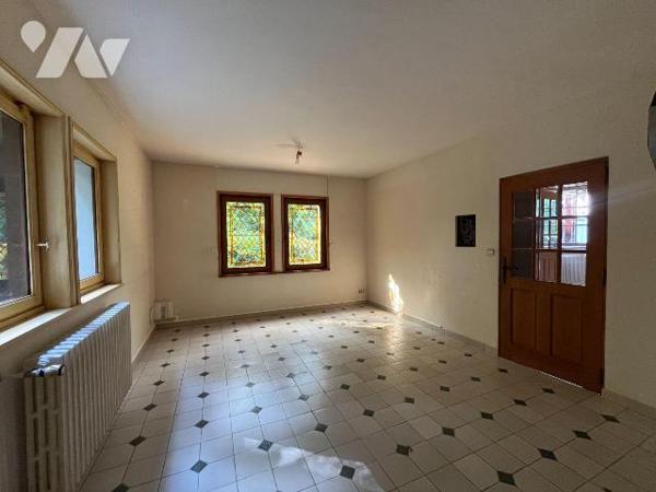 L'étude vous propose une belle propriété située en plein c?ur de Mesnil-En-Ouche à 17 min de BE...