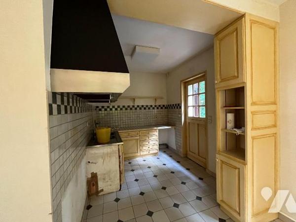 L'étude vous propose une belle propriété située en plein c?ur de Mesnil-En-Ouche à 17 min de BE...