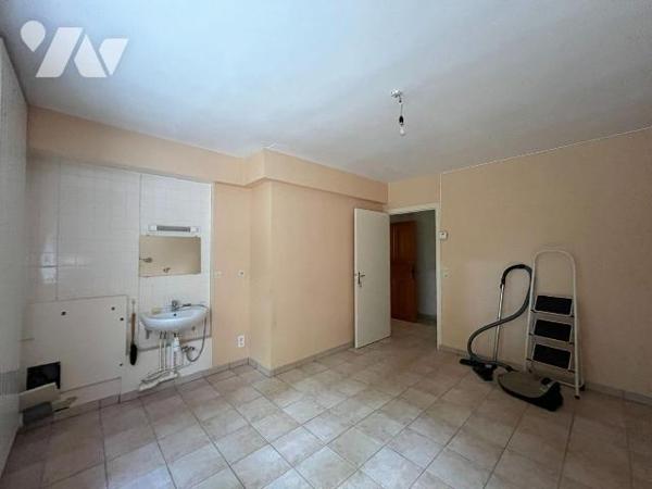 L'étude vous propose une belle propriété située en plein c?ur de Mesnil-En-Ouche à 17 min de BE...