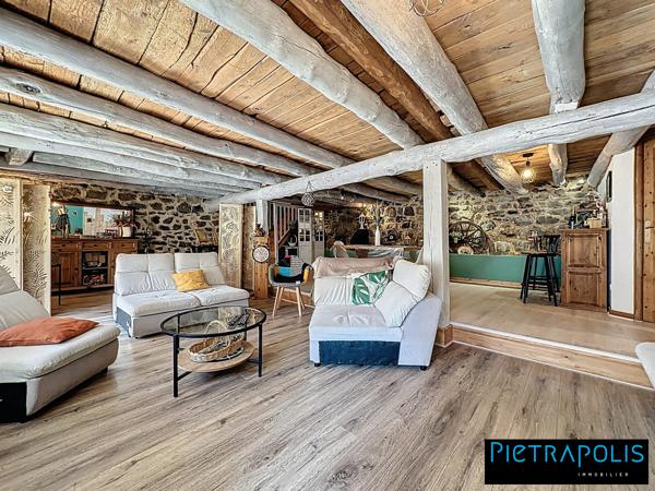 Maison de caractère de 278m2 m² , +500m2 de cours intérieure, 3 places de parkings au coeur du village de Vaure à Loudes.
