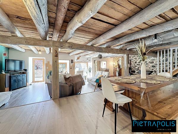 Maison de caractère de 278m2 m² , +500m2 de cours intérieure, 3 places de parkings au coeur du village de Vaure à Loudes.