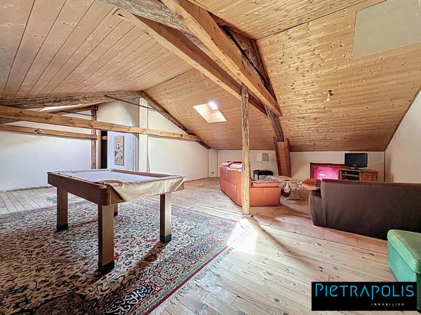 Maison de caractère de 278m2 m² , +500m2 de cours intérieure, 3 places de parkings au coeur du village de Vaure à Loudes.