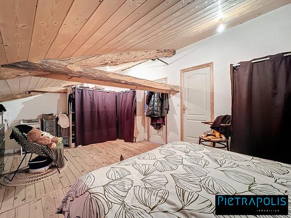 Maison de caractère de 278m2 m² , +500m2 de cours intérieure, 3 places de parkings au coeur du village de Vaure à Loudes.