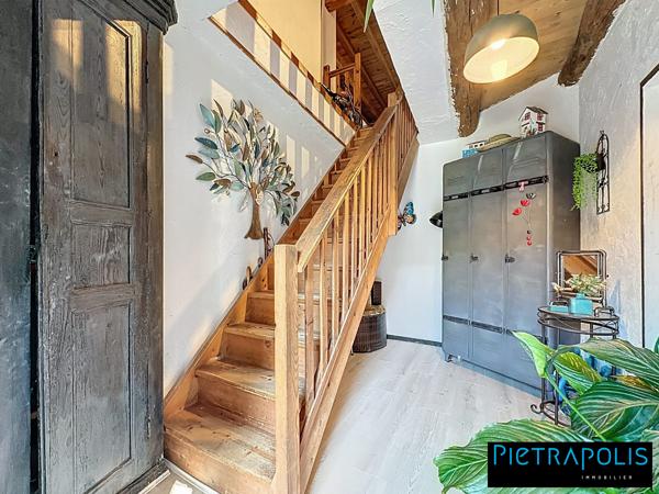 Maison de caractère de 278m2 m² , +500m2 de cours intérieure, 3 places de parkings au coeur du village de Vaure à Loudes.