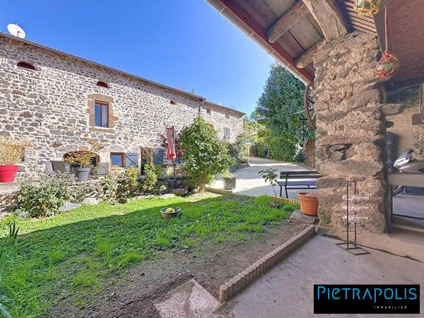 Maison de caractère de 278m2 m² , +500m2 de cours intérieure, 3 places de parkings au coeur du village de Vaure à Loudes.
