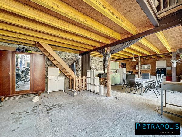 Maison de caractère de 278m2 m² , +500m2 de cours intérieure, 3 places de parkings au coeur du village de Vaure à Loudes.