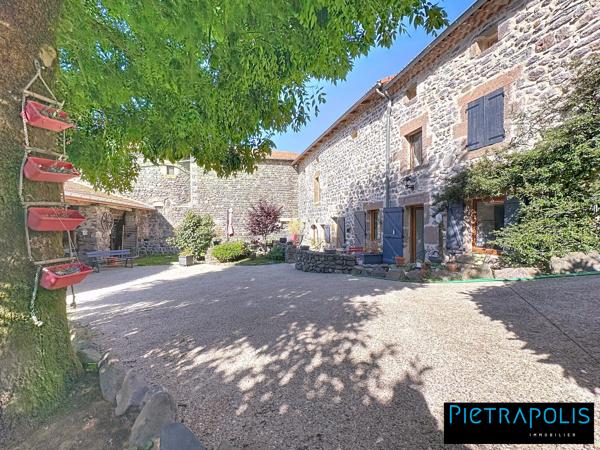 Maison de caractère de 278m2 m² , +500m2 de cours intérieure, 3 places de parkings au coeur du village de Vaure à Loudes.