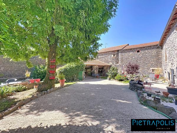 Maison de caractère de 278m2 m² , +500m2 de cours intérieure, 3 places de parkings au coeur du village de Vaure à Loudes.