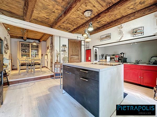 Maison de caractère de 278m2 m² , +500m2 de cours intérieure, 3 places de parkings au coeur du village de Vaure à Loudes.