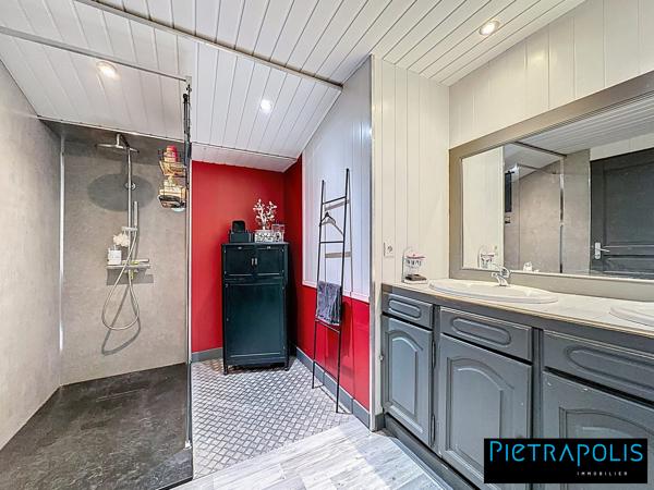 Maison de caractère de 278m2 m² , +500m2 de cours intérieure, 3 places de parkings au coeur du village de Vaure à Loudes.