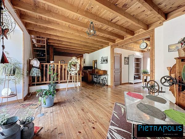 Maison de caractère de 278m2 m² , +500m2 de cours intérieure, 3 places de parkings au coeur du village de Vaure à Loudes.
