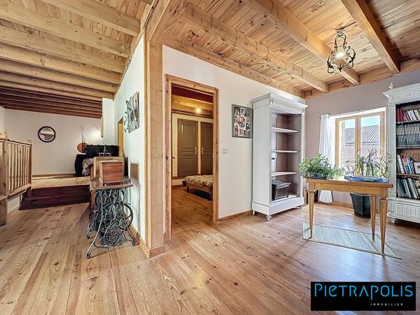 Maison de caractère de 278m2 m² , +500m2 de cours intérieure, 3 places de parkings au coeur du village de Vaure à Loudes.