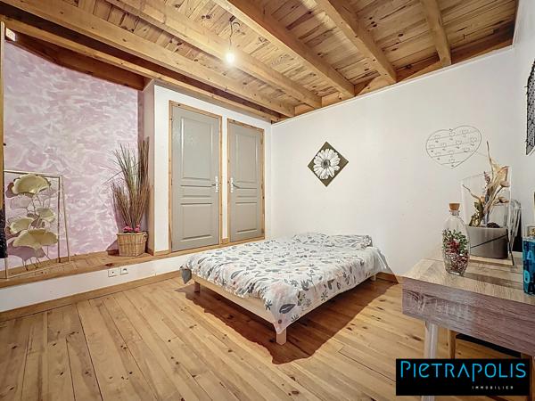 Maison de caractère de 278m2 m² , +500m2 de cours intérieure, 3 places de parkings au coeur du village de Vaure à Loudes.
