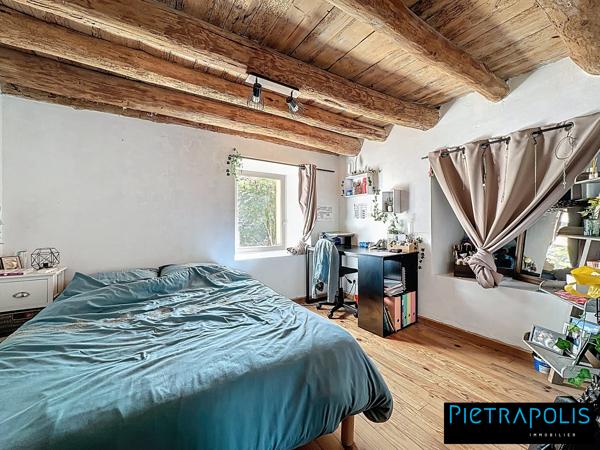 Maison de caractère de 278m2 m² , +500m2 de cours intérieure, 3 places de parkings au coeur du village de Vaure à Loudes.