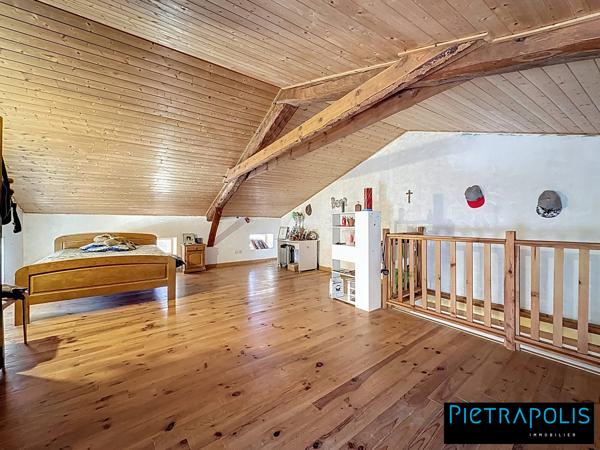 Maison de caractère de 278m2 m² , +500m2 de cours intérieure, 3 places de parkings au coeur du village de Vaure à Loudes.